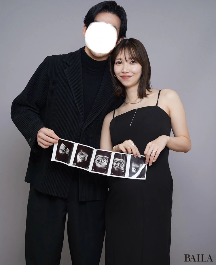 夫婦のツーショット。胎児の写真とともに。