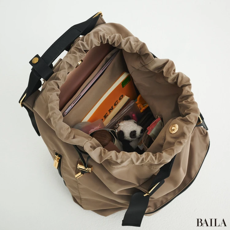 ヴィオラドーロ　リュック　収納力　通勤グッズをバッグに入れた様子