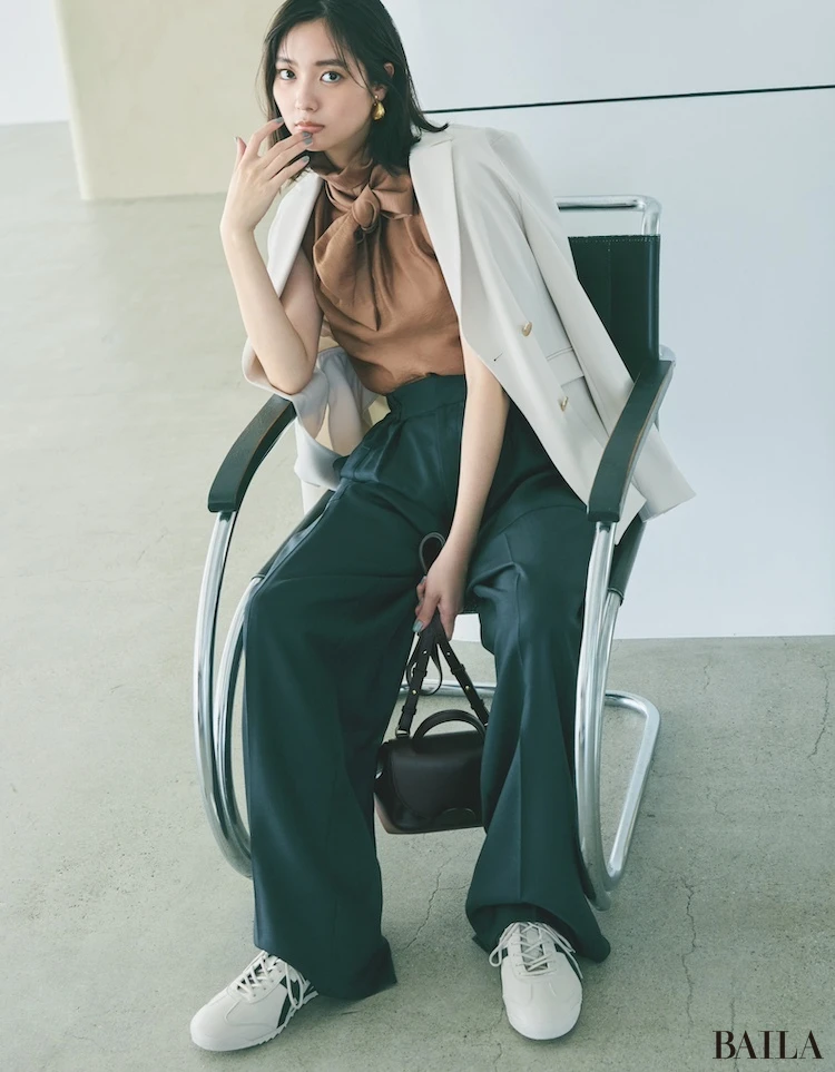 スマートな輪郭でワイドパンツが洗練された表情に