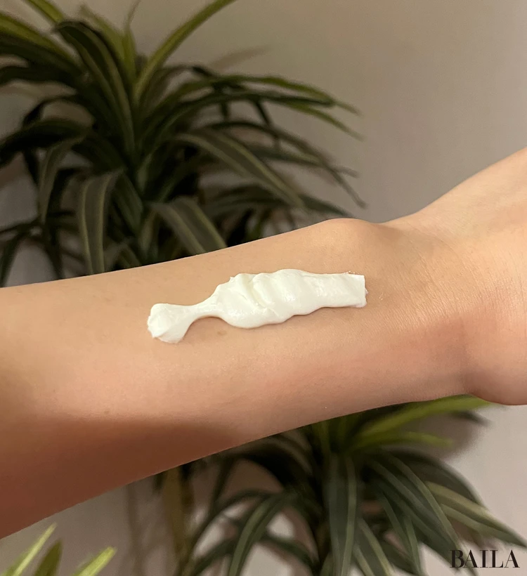 ビオレUV アクアリッチ エアリーホールドクリームを手の甲に伸ばした写真