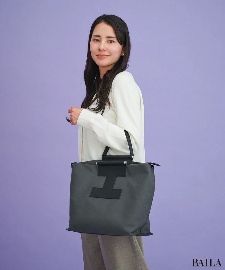 イアクッチ　リュック　着用感　ハンドバッグとして持った様子