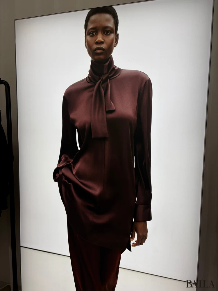 サテンブラウス