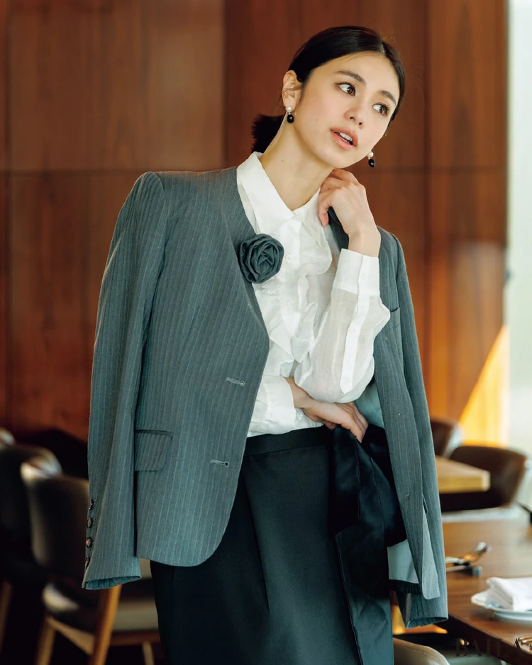 仕事も社交もうまくいく華やぎシャツを仕込んで【BAILA今日のコーデ】