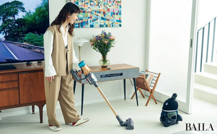 いちばんのお気に入りはダイソンのコードレス掃除機。「パワフルで、2匹の家族の毛も絡まず吸い取ってくれる。気づいたときにサッとかけられて、きれいが保てるのがすごく嬉しい」