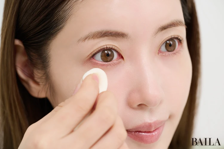 くみっきー 舟山久美子さん 時短メイク編 パウダーを頬骨のいちばん高い位置に