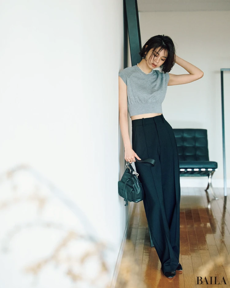 ほんのり肌がのぞくバランスでシンプルコーデをアップデート【BAILA今日のコーデ】