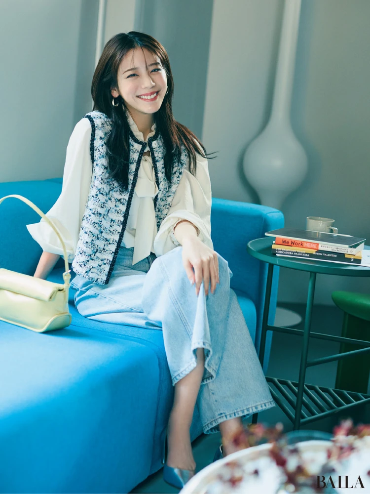 ツイードベストを合わせデニムを通勤仕様に【BAILA今日のコーデ】