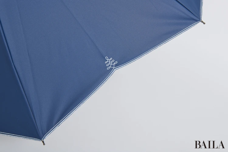 AURORAの日傘　コットンブレンドのナチュラルな風合い。刺しゅうでほどよい華やかさ