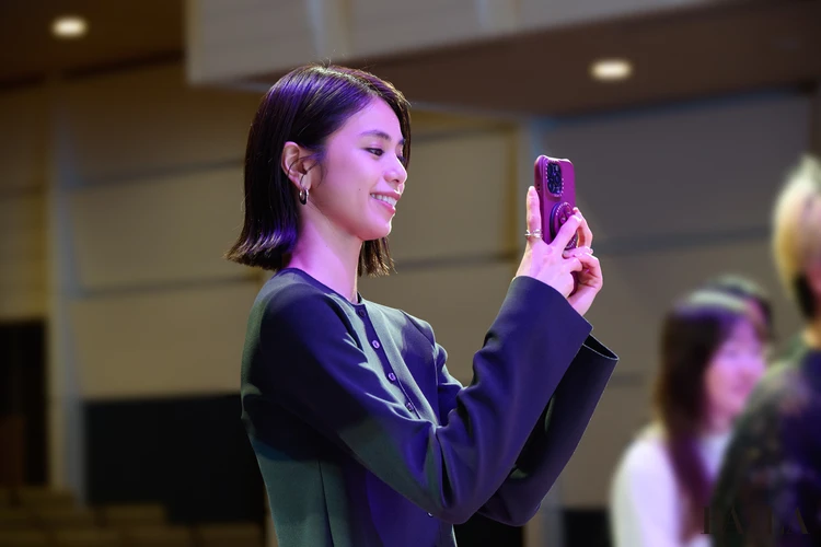 メンバーの会見の様子を撮影する、プロデューサーの佐藤晴美さん