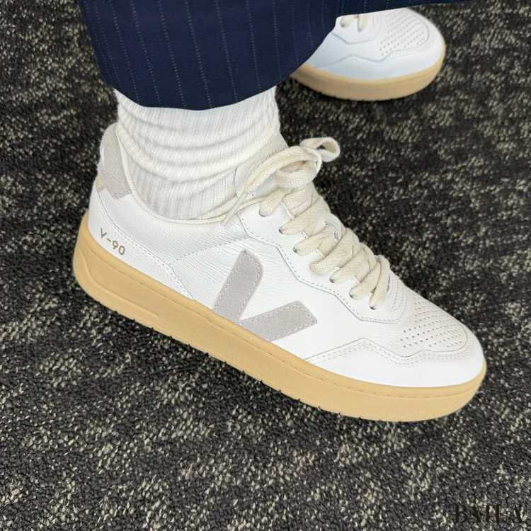 VEJA V-90 履いた様子