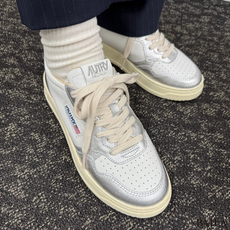 オートリー MEDALIST LOW BYCOLOR 履いた様子