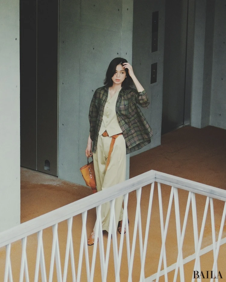 ふわり裾をなびかせて夏仕様のセットアップに秋の気配を