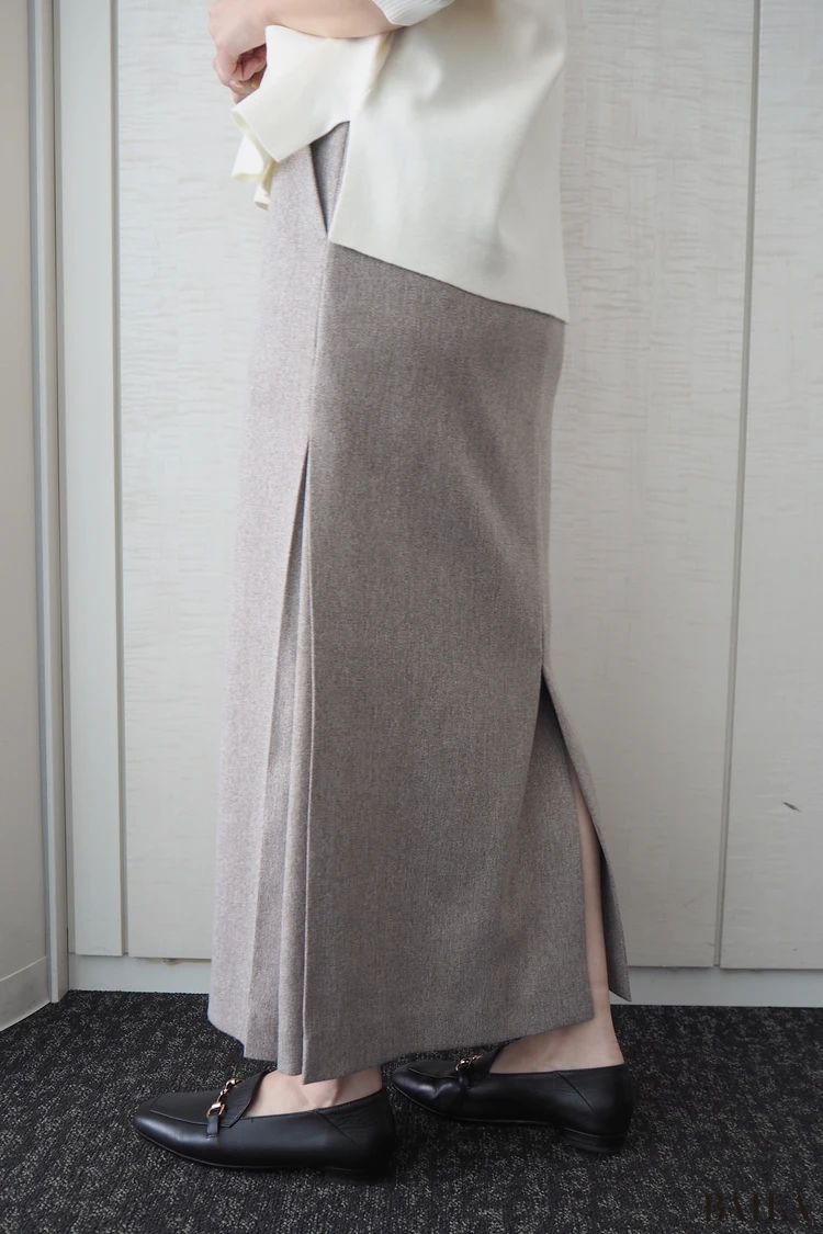 青山商事　スーツスクエア　CHANTOWA サイドタックスカート　￥13090　ベージュ　サイズ38　162cm　スリットとタックの位置