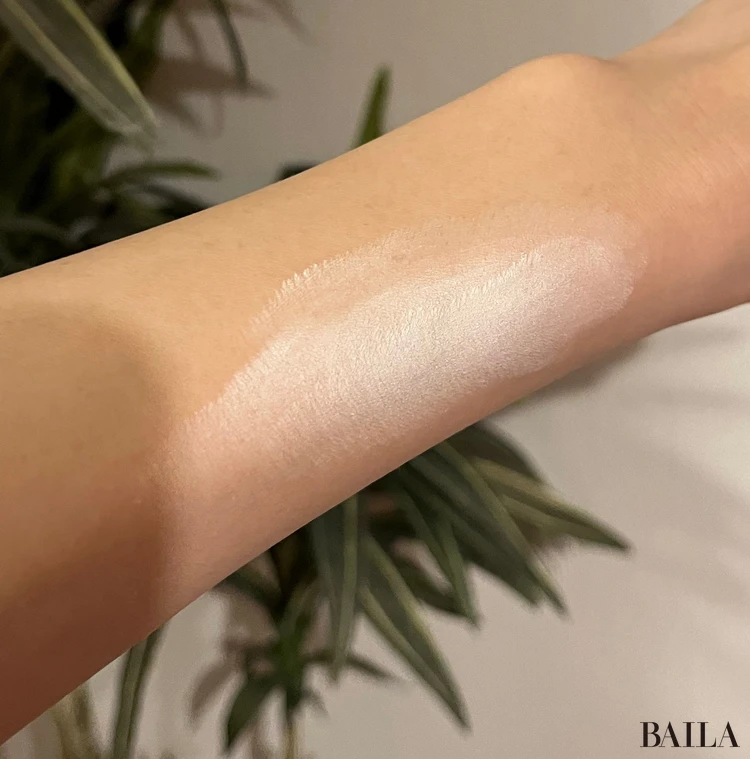 エトヴォス ミネラルUV シームレスベール AZ ソルベイエローを手の甲に伸ばした写真