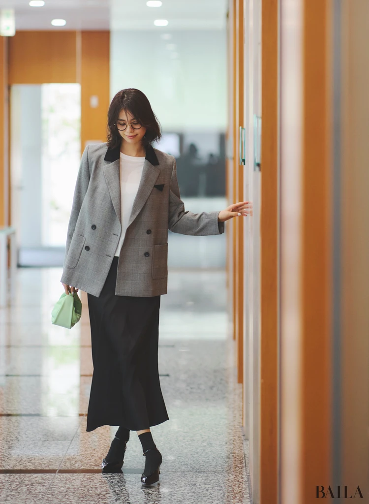 アンフィーロ　サテン ナロースカート　モデル着用画像