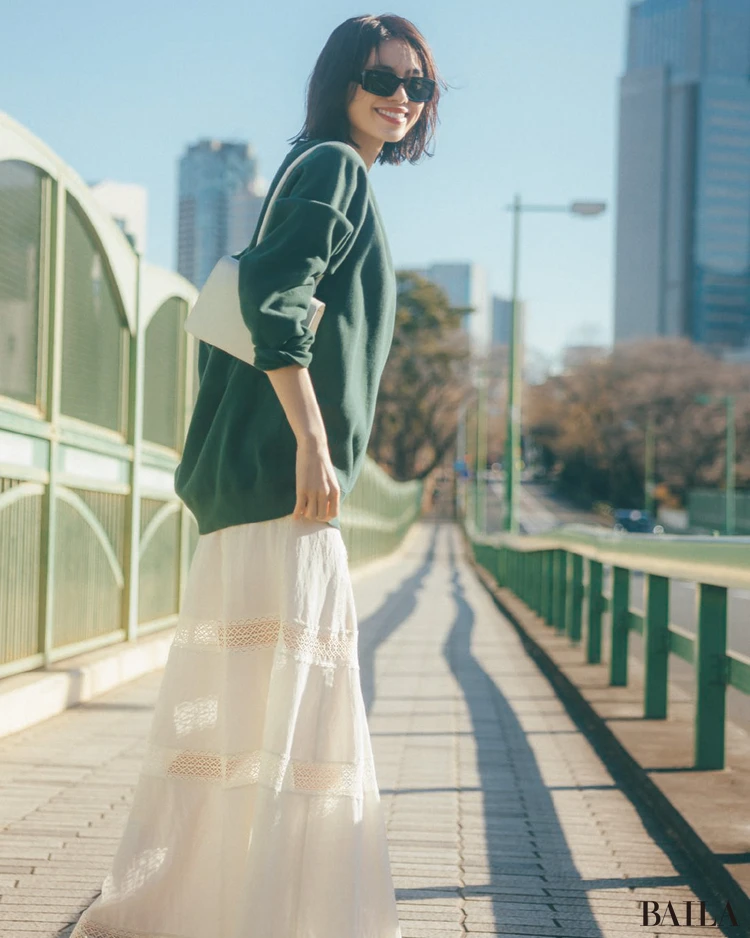 真逆キャラのアイテム合わせでロマンチックなスカートを日常に【BAILA今日のコーデ】