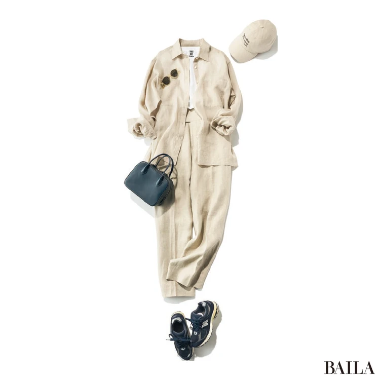 ベージュのワントーンできれいめスポーティ【BAILA今日のコーデ】