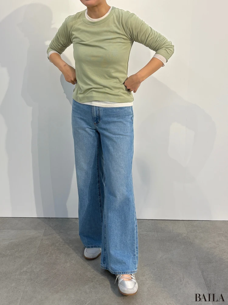 ソフトシアークルーネックT(長袖)¥990・バギーフレアジーンズ¥2990・