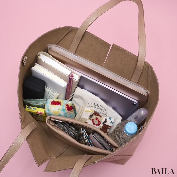 ジャンニ キアリーニ　マヤ M　収納力　通勤グッズをバッグに入れた様子