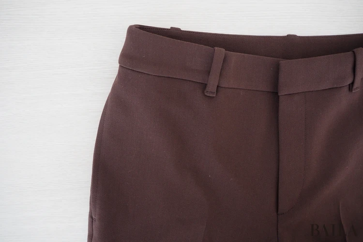 色み:黒より軽く、ベージュより締まる“絶妙ダークブラウン”