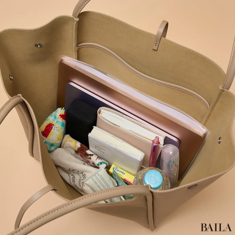 ヴァジック　WRAPT　収納力　通勤グッズをバッグに入れた様子