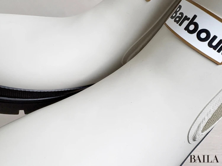 質感:マットな風合いで、レイン感を感じさせない