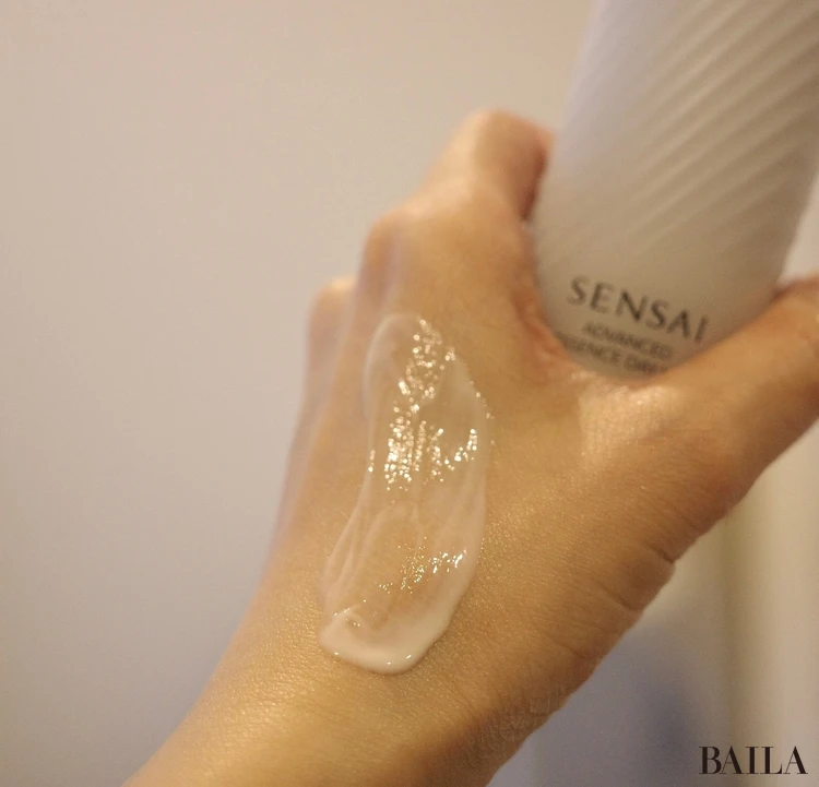 センサイ アドバンスト エッセンスデイヴェールを手の甲に伸ばした写真