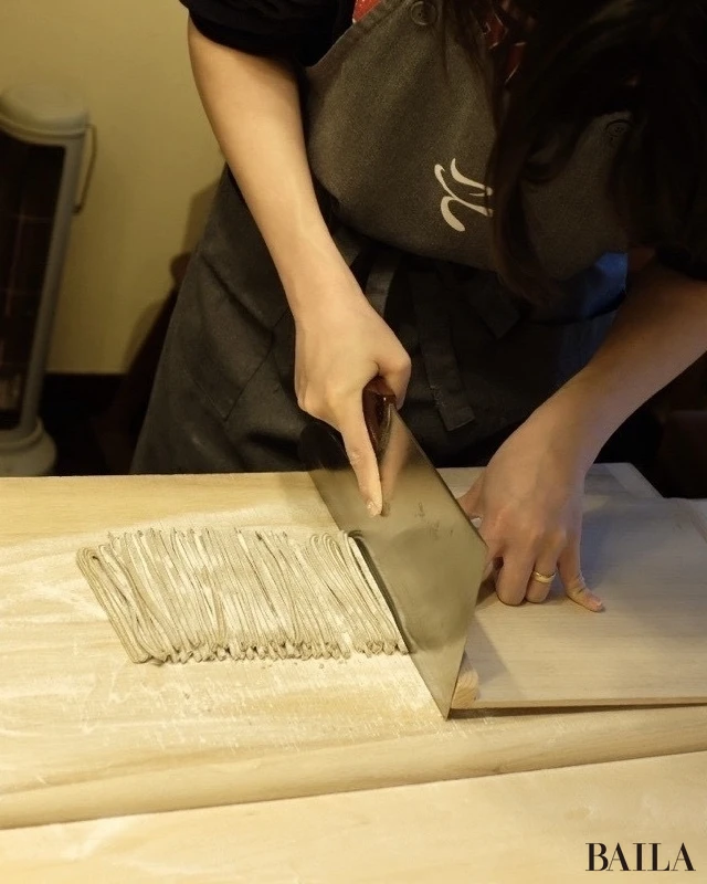 そばハウスで蕎麦を打つ様子