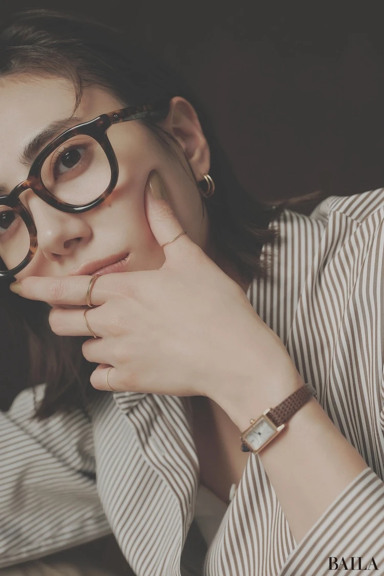 カッコよさとレディ感を欲張れるのは、華奢リングだからこそ