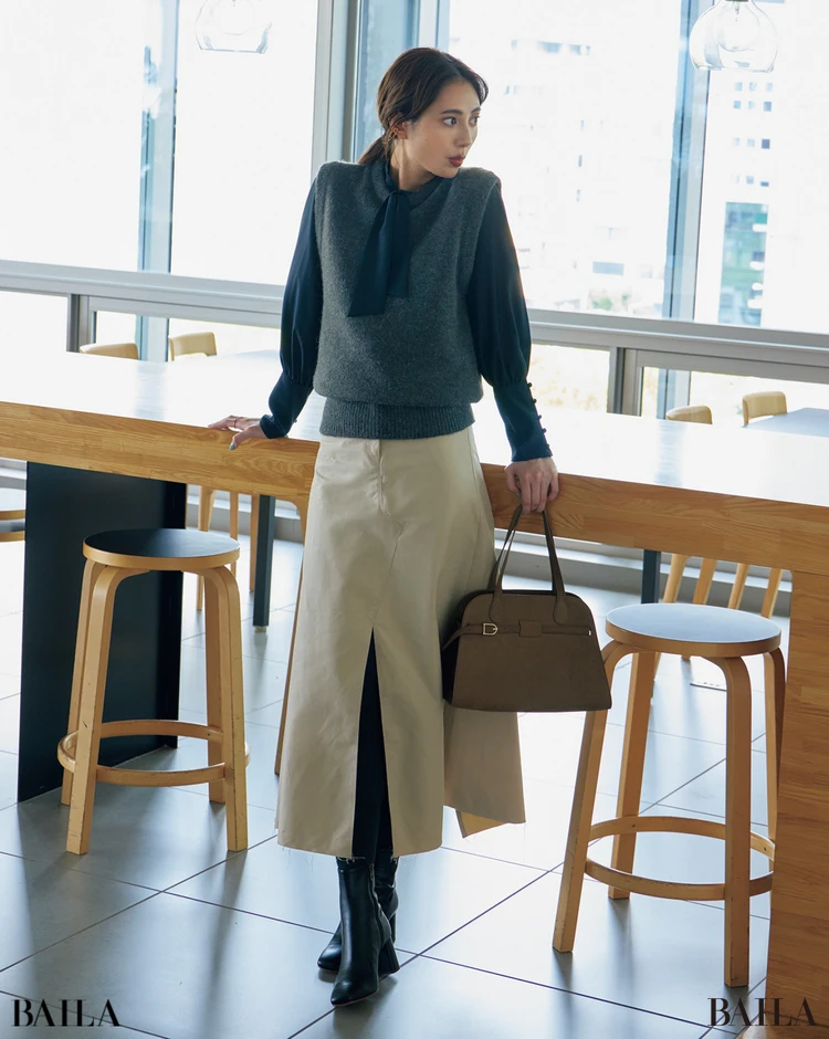 ボウタイとは相思相愛。 ブラウスとスカートに"+1"の おしゃれな秋の始め方