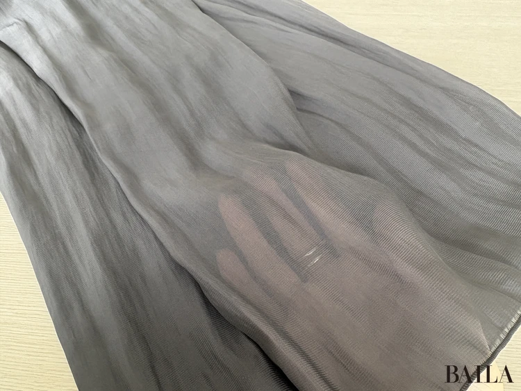 質感：軽やかさと落ち感を両立した、シルキーなはき心地