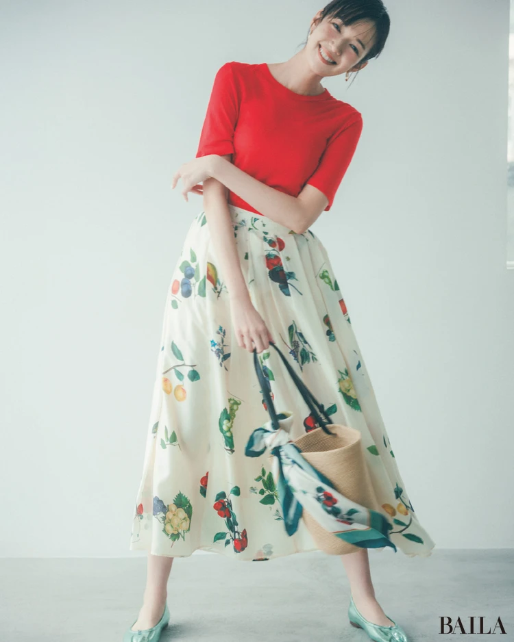 視線を引き寄せる赤Tシャツは可憐な花柄でドラマチックに【BAILA今日のコーデ】