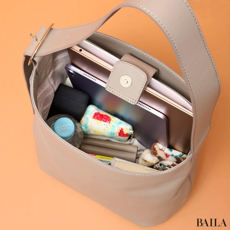 銀座かねまつ 縦長ショルダーバッグ 収納力 通勤グッズをバッグに入れた様子