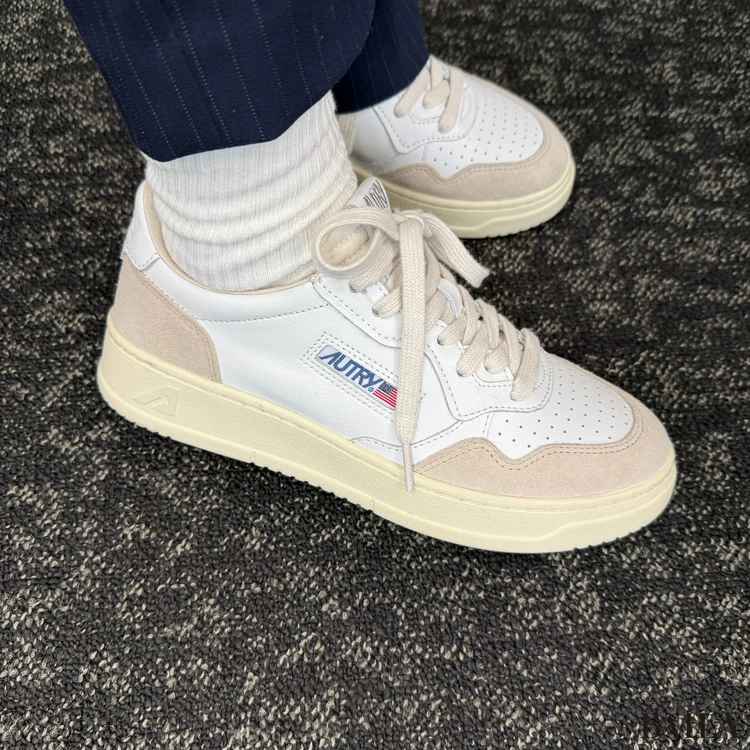 オートリー MEDALIST LEATHER SUEDE 履いた様子