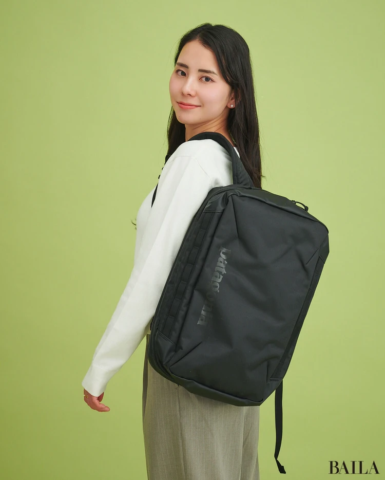 パタゴニア リュック 着用感 片方の肩にかけた様子