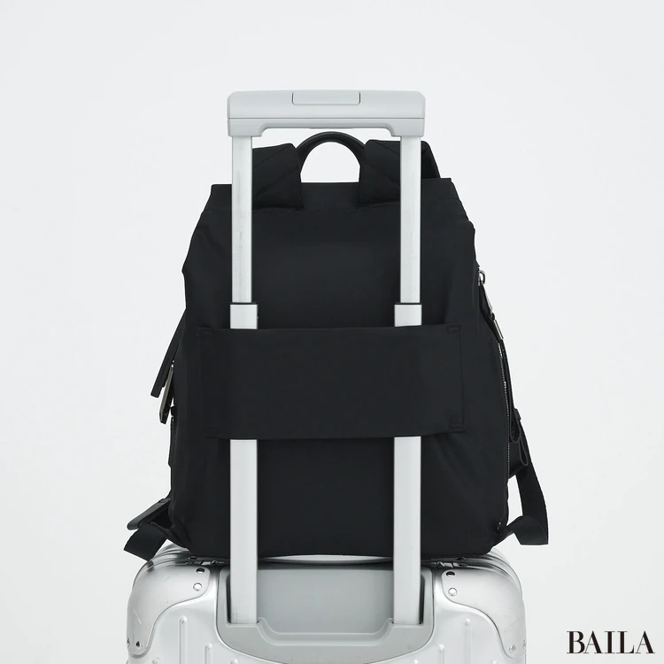 トゥミ　リュック　背面スリーブ　キャリーケースのハンドルにつけた様子