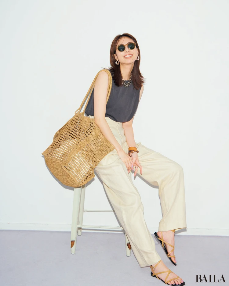 あいまいカラーのワンツーは肌見せでこなれ【BAILA今日のコーデ】