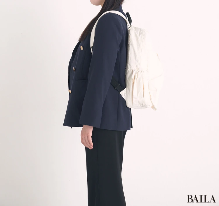 「エミ（emmi）」の撥水リュック　着用感　サイド