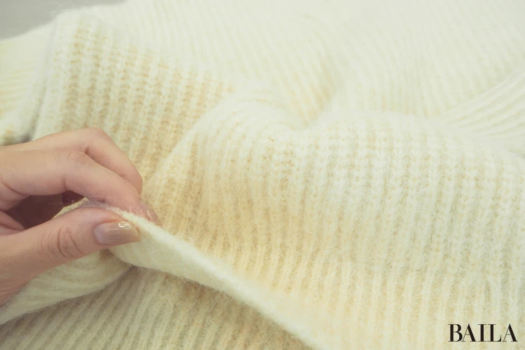 身長162cm ユニクロ フラッフィVネックセーター オフホワイト Mサイズ  正面 生地アップ