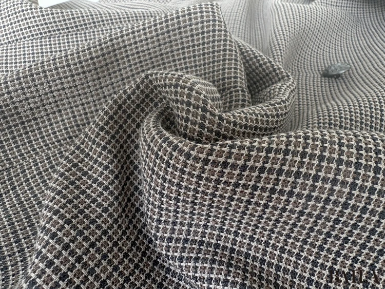 質感：通気性と軽さを兼ね備えた、夏に頼れるシアー素材