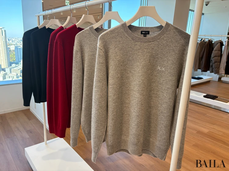 カシミヤクルーネックセーター(¥12900)/KAWS WINTER(ユニクロ)