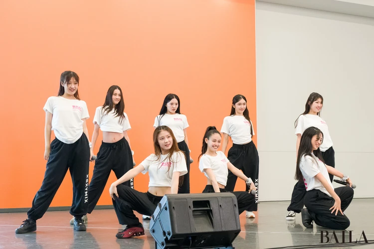 ガルバト4次審査候補者　ホワイトチームのパフォーマンス写真（最後のポーズ）