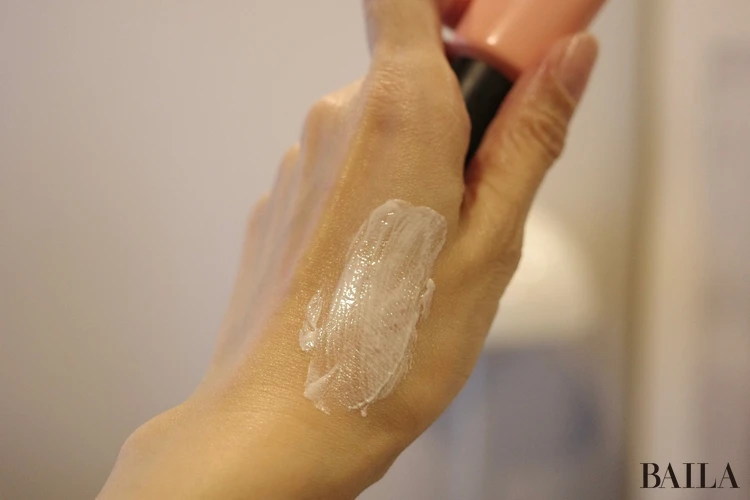 エスト UVプロテクション クリームを手に伸ばした写真