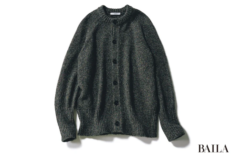 重たくなりすぎず、奥行きを感じる墨黒。クルーネックだから一枚でも使える。¥44000/アストラット 新宿店(アストラット)