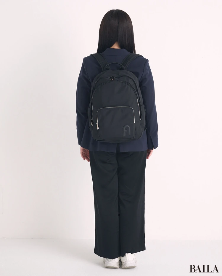 ぴ*す様 フルラ　ビジネスリュック フルラ」の防水リュックは、収納力抜群！ だから出張でも大活躍