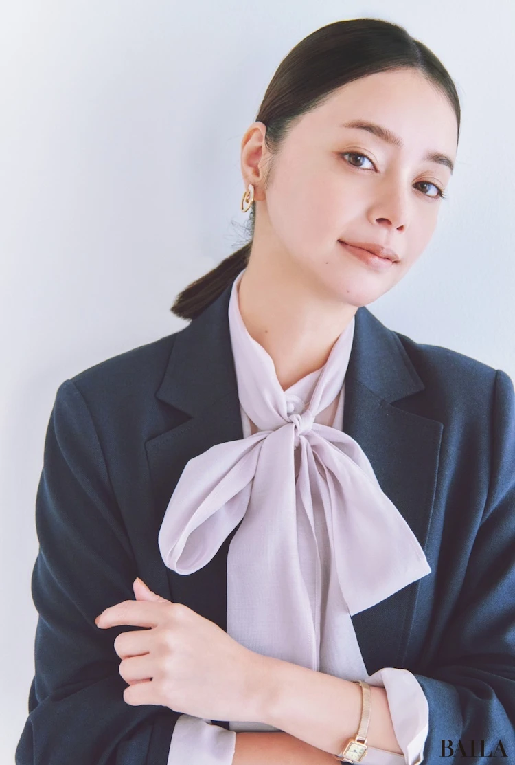 センター分けタイト×白みベージュ