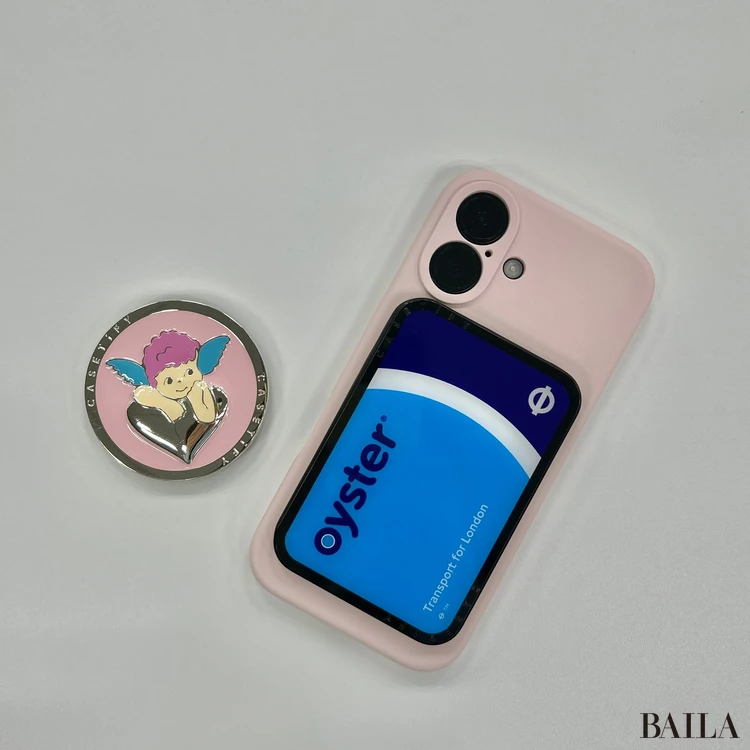 「スナッピー™ キューピッドグリップスタンド」(6820円) 、「オイスターカード スナッピーカードホルダースタンド」(6050円) / ケースティファイ