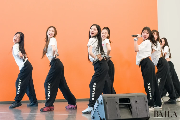 ガルバト4次審査候補者　ホワイトチームのパフォーマンス写真（引き）