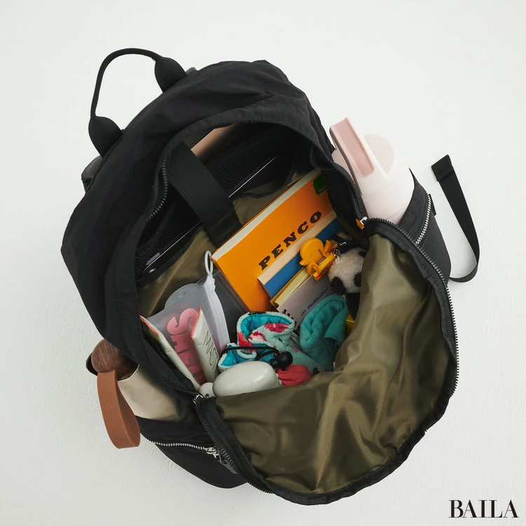 カシュカシュ リュック 収納力 通勤グッズをバッグに入れた様子