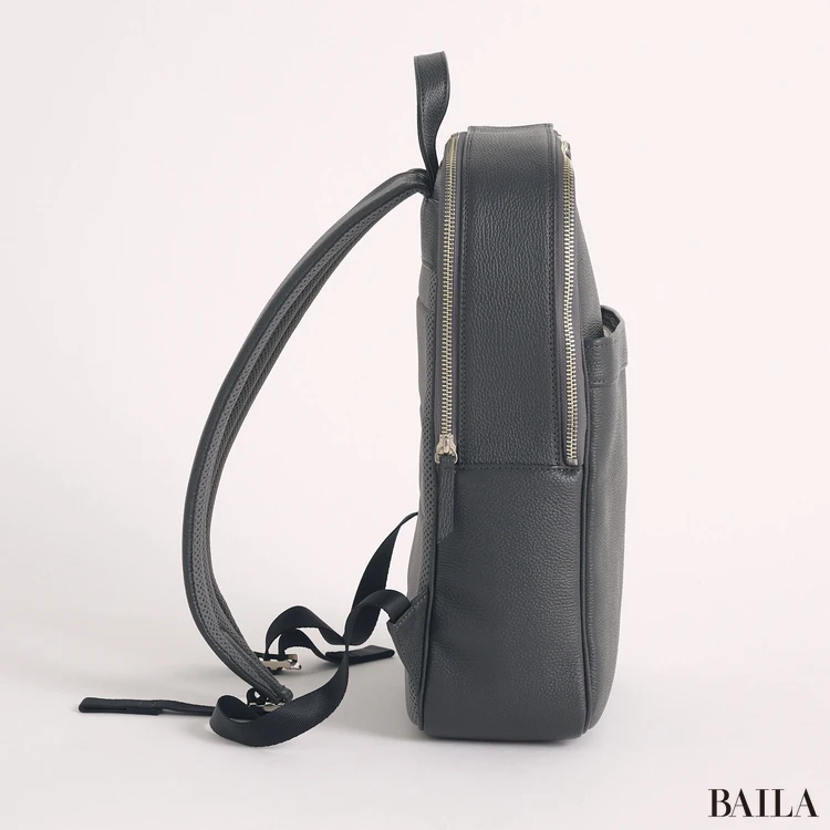 アタオ　防水ビジネスリュック　側面